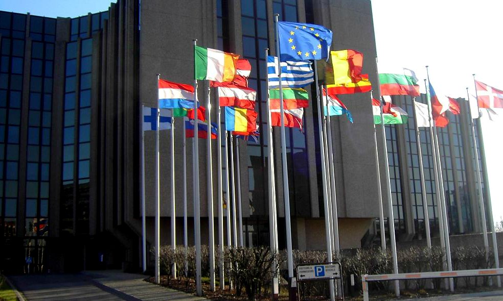 El Tribunal Supremo pregunta a Europa si la Ley de Extranjería respeta el Tratado de Funcionamiento de la Unión Europea