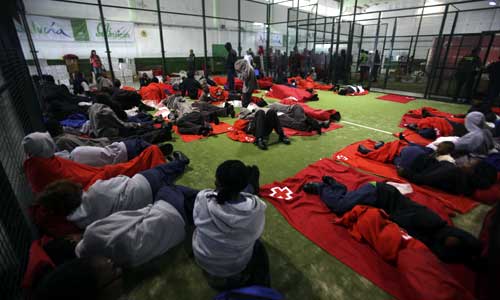 Andalucía Acoge y APDHA denuncian que las personas inmigrantes estuvieron privadas de libertad ilegalmente en el polideportivo de Tarifa