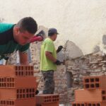 Jóvenes aprenden sobre construcción en un curso de peón de albañil