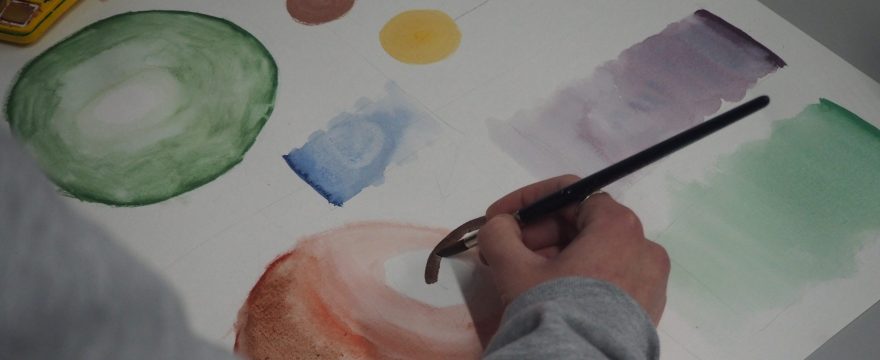 Arte y autonomía: un taller de pintura para jóvenes extuteladas